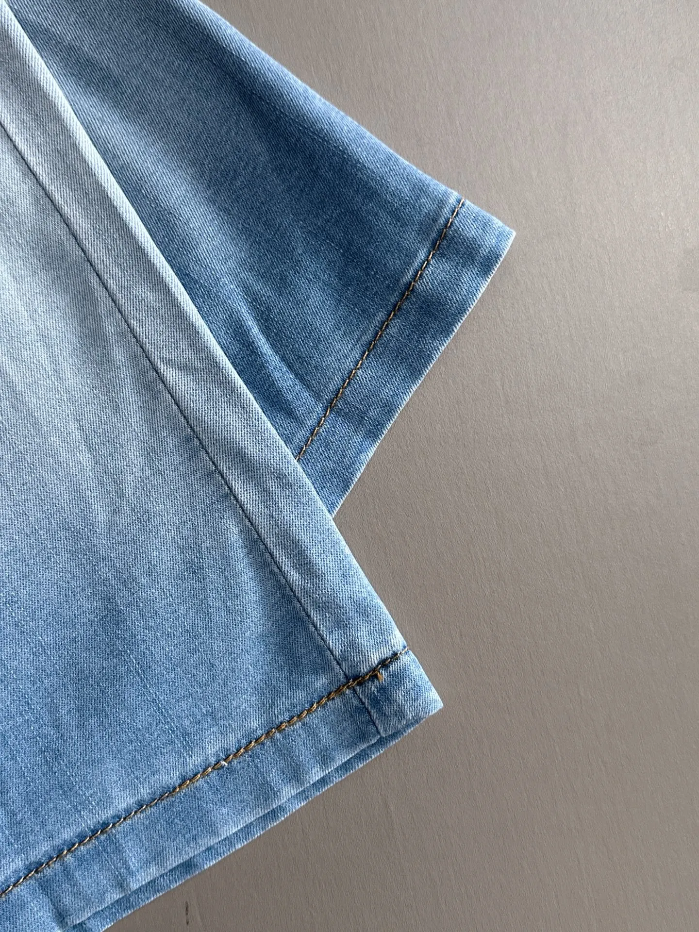P300 Big Goose 2025 summer new jeans denim shorts are woven from imported Japanese Denim plain cotton denim fabrics. They have three standards. The top stone-washed process makes the texture reach the old taste of the 1980s. It is soft, delicate, comfortable and breathable. The color has a modern and fashionable vicissitudes. The upper body is versatile and fashionable! Light luxury is a must-have item for daily commuting! Size: M-4XL (please state your height and weight when placing an order)